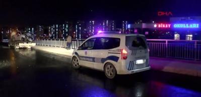 Başakşehir'de 2 otomobil kafa kafaya &ccedil;arpıştı: 8 yaralı