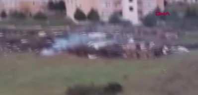 Hayvan sever kadına darp kamerada... Sokak k&ouml;peklerini besleyen kadına baba-kız saldırdı!