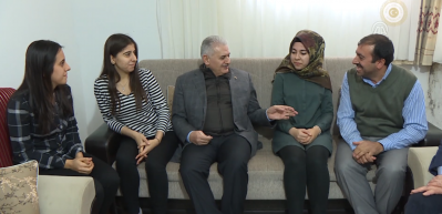 Başbakan, otob&uuml;s şof&ouml;r&uuml;n&uuml;n evine misafir oldu