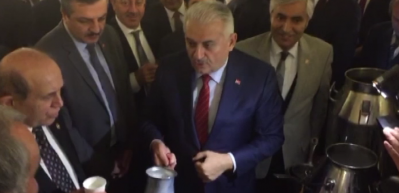 Başbakan Yıldırım, milletvekillerine s&uuml;t ikram etti