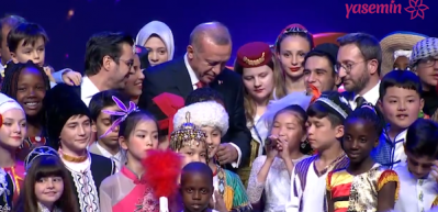 Başkan Erdoğan çocuklarla beraber şarkı söyledi