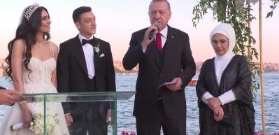 Başkan Erdoğan'dan Mesut &Ouml;zil ile Amine G&uuml;lşe &ccedil;iftine tavsiyeler