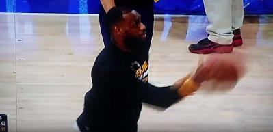 Basket topu LeBron'u yere yıktı