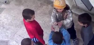 Bir par&ccedil;a ekmeğe beş &ccedil;ocuk...