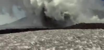 BBC ekibi Etna Yanardağı'nda patlamaya yakalandı