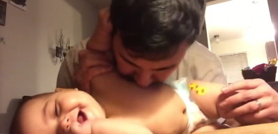 Bebeğiyle beetbox yapan &ccedil;ılgın baba