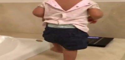 Bebek bask&uuml;le &ccedil;ıktı kilosunu g&ouml;r&uuml;nce donup kaldı