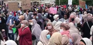 Bel&ccedil;ika'da baş&ouml;rt&uuml;s&uuml; protestosu