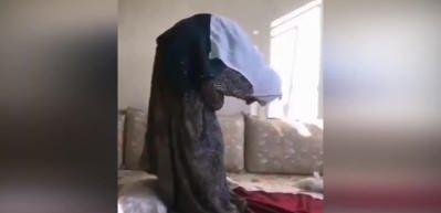 Beli b&uuml;k&uuml;k olmasına rağmen namaz kılan yaşlı teyze!