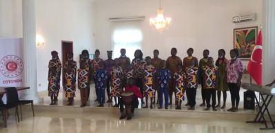Beninli &uuml;nl&uuml; &ccedil;ocuk grubu 'Les Choeurs du Benin' İstiklal Marşı'nı okudu