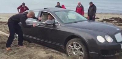 Bentley Continental'i plajda kuma sapladılar