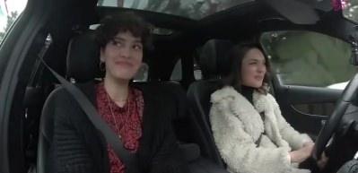 Berg&uuml;zar Korel şarkı s&ouml;yledi
