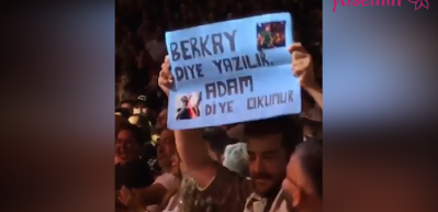 Berkay'ın konserine giden Enes Arıkan'ın a&ccedil;tığı pankart g&uuml;ld&uuml;rd&uuml;