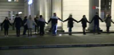 Berlin'de Brandenburg Kapısı &ouml;n&uuml;nde ırk&ccedil;ı saldırıya sessiz protesto