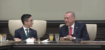 Beştepe'de koltuğa oturan Ozan'dan Erdoğan'ı g&uuml;ld&uuml;ren cevap