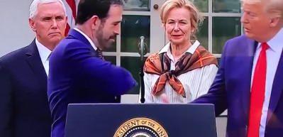 Beyaz Saray'da dikkat &ccedil;eken anlar! Trump'ı boşa d&uuml;ş&uuml;rd&uuml;