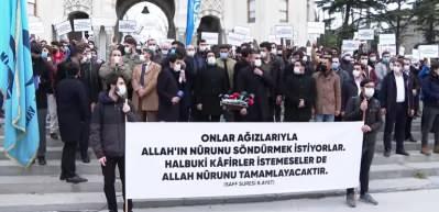 Beyazıt Meydanı'nda, Kabe fotoğrafının yere serilmesi protesto edildi