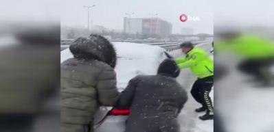 Trafik polisi g&ouml;n&uuml;lleri fethetti! Yolda kalan ara&ccedil;ları kurtarmak i&ccedil;in tek başına m&uuml;cadele etti