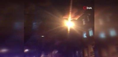 Beyoğlu&rsquo;nda korkutan &ccedil;atı yangını