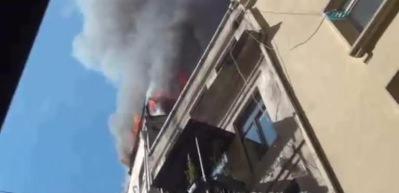 Beyoğlu'nda yangın! Son anda kurtarıldı