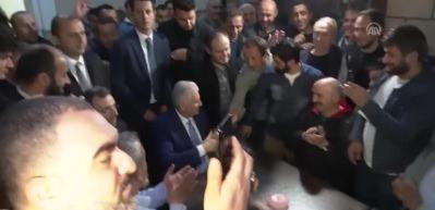 Binali Yıldırım, Pendik'te ev ve esnaf ziyaretinde bulundu