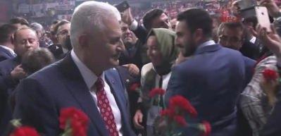 Binali Yıldırım salona geldi