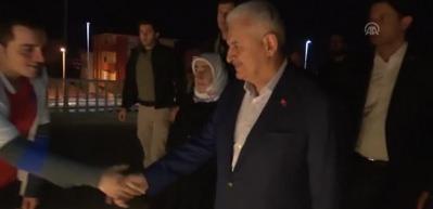 Binali Yıldırım'a sabah namazı &ccedil;ıkışı yoğun ilgi