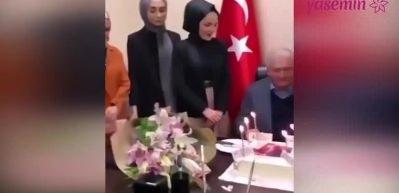 Binali Yıldırım'ın mum üfleme anları sosyal medyayı salladı!