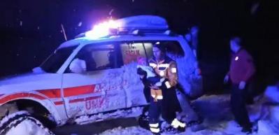 Bing&ouml;l'de karda hastaneye g&ouml;t&uuml;r&uuml;lemeyen bebeğe paletli ambulansla ulaşıldı