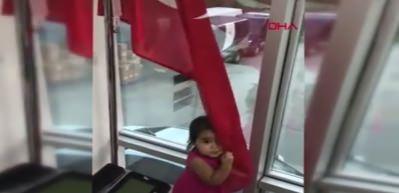 Bir bu&ccedil;uk yaşındaki minik Doğa'nın bayrak sevgisi