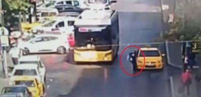 Bir garip kaza: Otob&uuml;sten inen kadın taksiye &ccedil;arptı