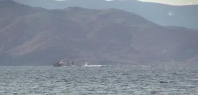 Bir grup d&uuml;zensiz g&ouml;&ccedil;men, Ayvacık Sahili&rsquo;nden botlarla hareket etti