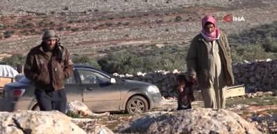 Bombardımandan ka&ccedil;an Suriyeliler boş alanlara &ccedil;adır kuruyor
