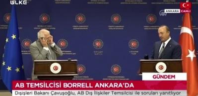 &Ccedil;avuşoğlu espiriyi patlattı.. Salon kahkaya boğuldu
