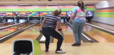 Bowling sevinci arkadaşını fena yaktı