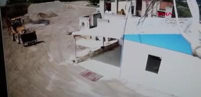 B&ouml;yle baba olmaz olsun! Oğlunun kafasına sıktı
