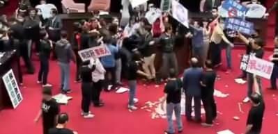 B&ouml;yle kavga g&ouml;r&uuml;lmedi: Milletvekilleri birbirine bağırsak fırlattı