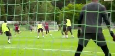 B&ouml;yle pozisyon g&ouml;r&uuml;lmedi! Gol attırmamak i&ccedil;in yapmadıkları şey kalmadı...