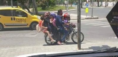 B&ouml;yle yolculuk yaptılar! 7 kişi bir motosiklette!