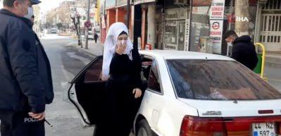 Bu g&ouml;r&uuml;nt&uuml; polisi bile şaşırttı! Ehliyetsiz s&uuml;r&uuml;c&uuml; otomobiline 9 kişi sığdırdı