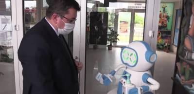 Bu robot ateş &ouml;l&ccedil;&uuml;yor, dezenfektan sıkıyor, maske veriyor!