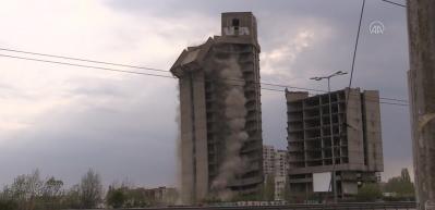 Bulgaristan&rsquo;da 17 katlı binanın yıkılma anı