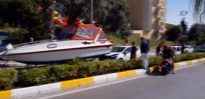 Bulvarda seyir halindeki otomobil ile yat &ccedil;arpıştı