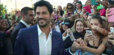 Burak &Ouml;z&ccedil;ivit&rsquo;e Atina&rsquo;da sevgi seli