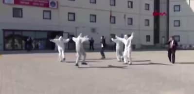 Karantinadaki 145 kişi Burdur y&ouml;resi oyunlarıyla evlerine g&ouml;nderildi