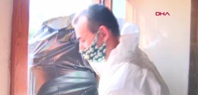 Bursa'da 4 katlı evden &ccedil;ıkan 10 ton &ccedil;&ouml;p arasında ruhsatsız t&uuml;fek bulundu