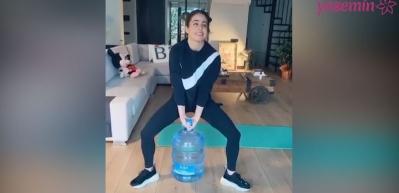 B&uuml;şra Pekin mutfak eşyalarıyla evde yaptığı sporu paylaştı!