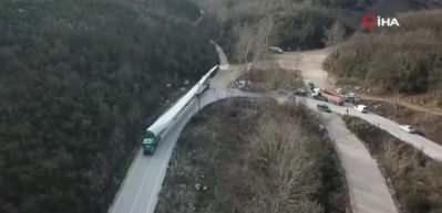 B&uuml;y&uuml;k sevkiyat! Tek kanadı 74 metre 26 ton olan r&uuml;zg&acirc;r t&uuml;rbinleri b&ouml;yle taşınıyor