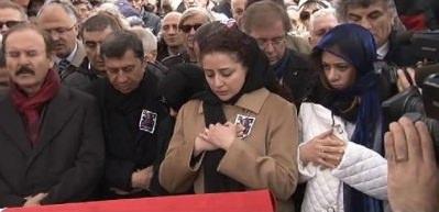 B&uuml;y&uuml;kbur&ccedil;'ın kızları &ouml;n safta cenaze namazı kıldı