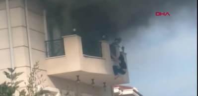 B&uuml;y&uuml;k&ccedil;ekmece'de villada dehşet: Balkondan sarktı!